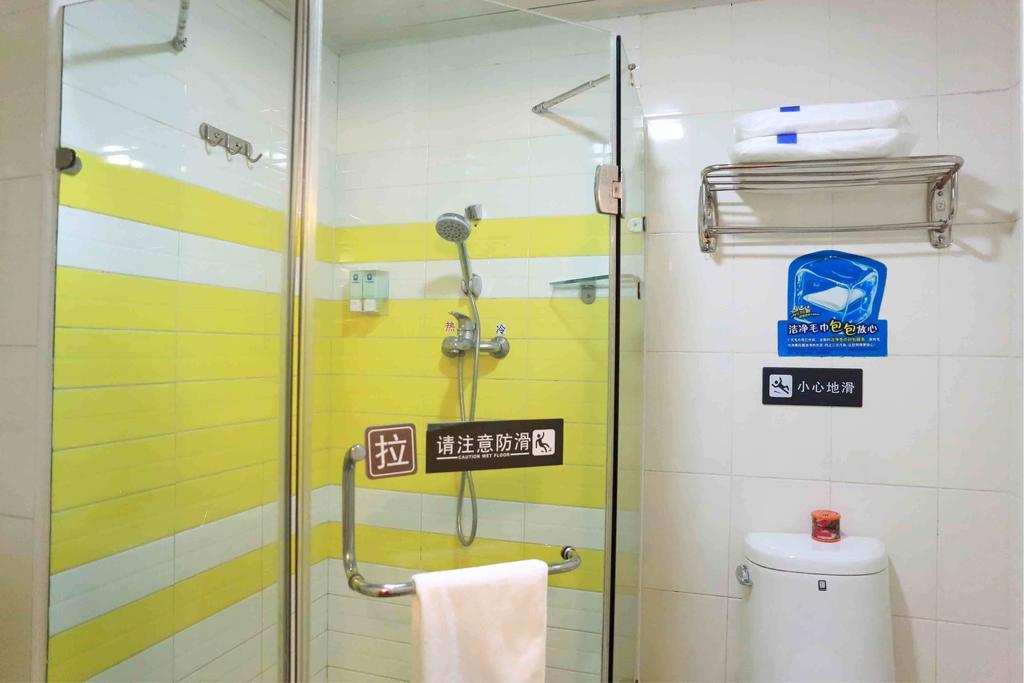 7Days Inn Chongqing Jiefangbei Jiaochangkou Subway Station Værelse billede